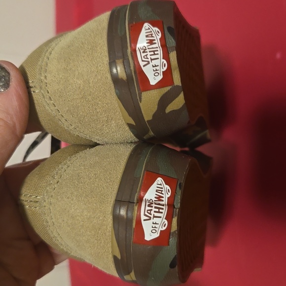 Vans - Picture 5 of 8